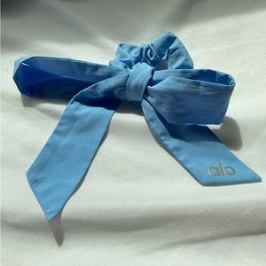 alo yoga love knots tie scrunchie